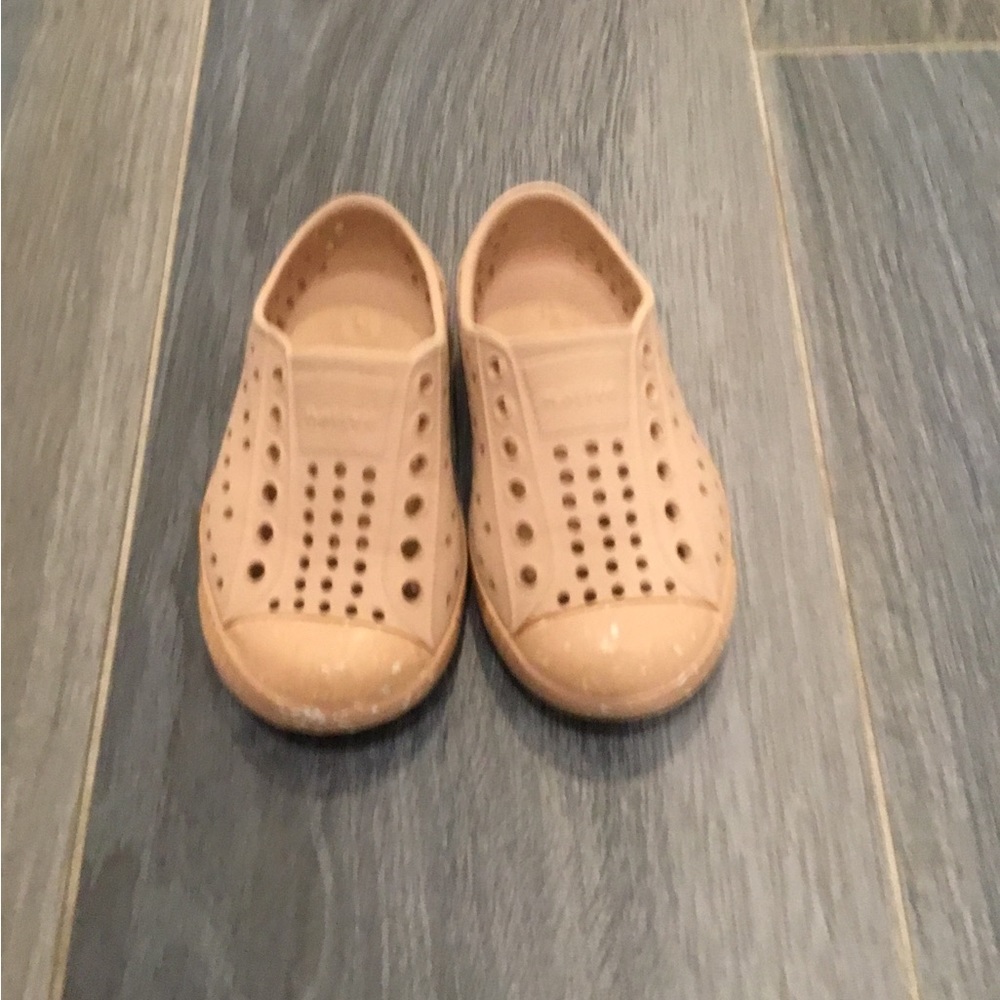Native pink shoes size C6